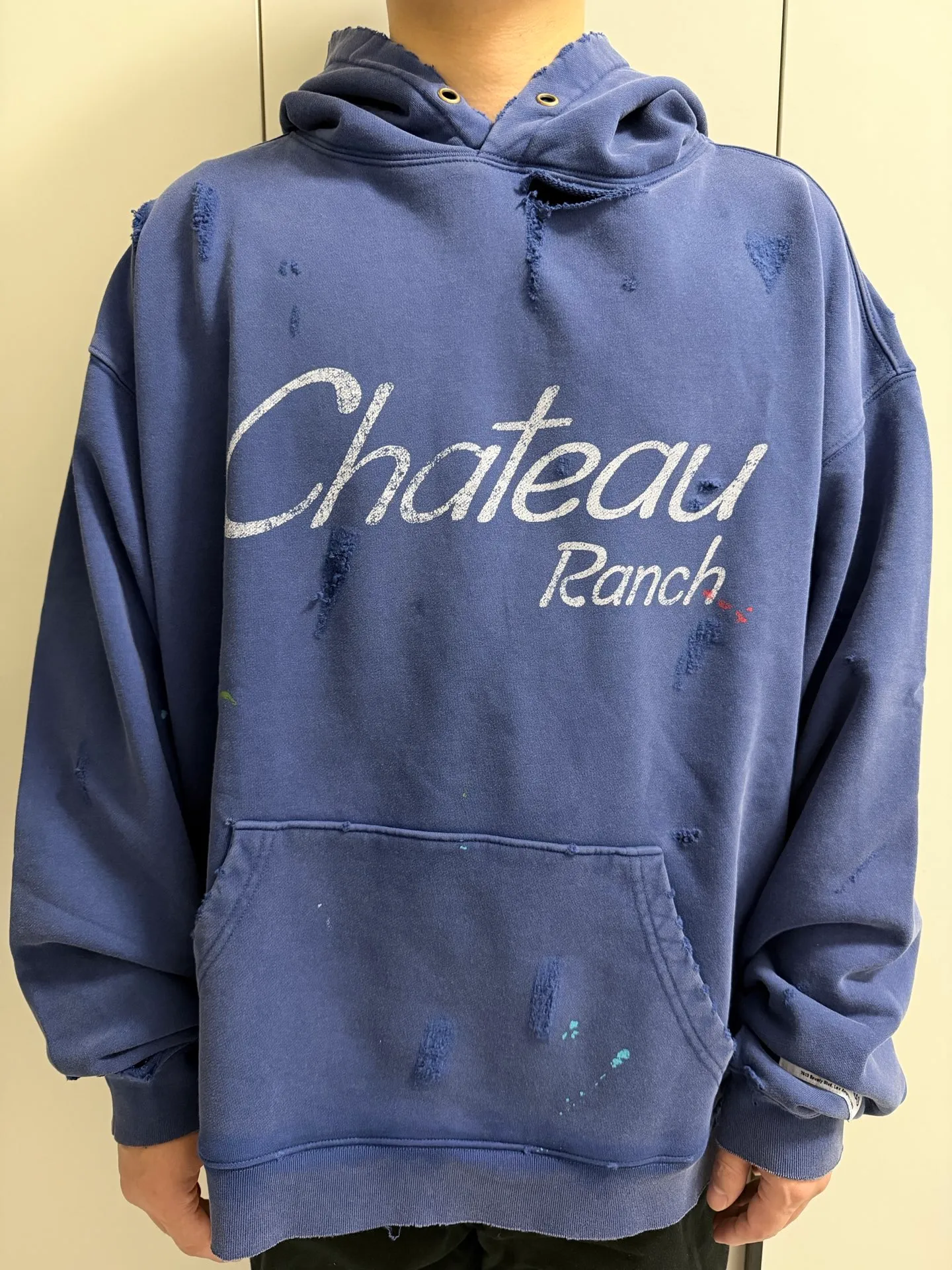 GALLERY DEPT. CHATEAU RANCH HOODIE/NAVY Horseshoe Winery Splash Ink Destroyed Hoodie Washed Blue S-XL Assute Reactive Dyes Ready-made Clothes Fade Process Post-Fry Color Processing Super Heavy and Cumbersome Too Many Cuts and Hanging Wormhole Destruction Process➕Hand-Splashed Ink Very Time-consuming and Labor-intensive Correct Version Original Main Mark➕Large Main Mark➕Yellow Wash Mark The original BOXY short and wide version has not been changed at all. God-cut. Authentic level printing process. Post-washing treatment to show natural aging effect.